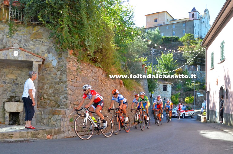 GIRO DELLA LUNIGIANA 2017 (terza tappa) - Il romagnolo Thomas Pesenti (n.77) in testa alla corsa sulla salita di Ortonovo, sotto il Santuario di Nostra Signora del Mirteto