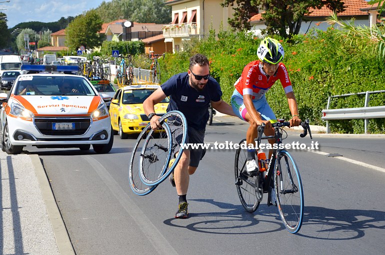 GIRO DELLA LUNIGIANA 2017 (prima tappa) - Il piemontese Fabio Portigliatti (n.54) riparte dopo aver forato in localit Poveromo