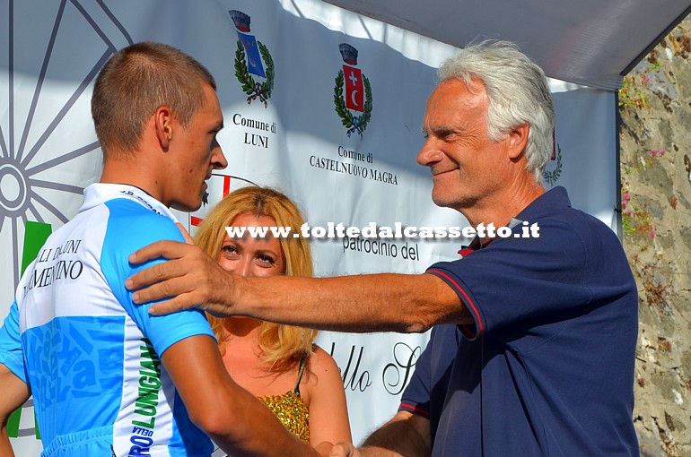 GIRO DELLA LUNIGIANA 2017 (seconda tappa) - Il tedesco Leon Heinschke (n.15) riceve i complimenti da Renato di Casale che gli ha appena consegnato la maglia celeste "Vermentino Colli di Luni" quale migliore straniero in gara