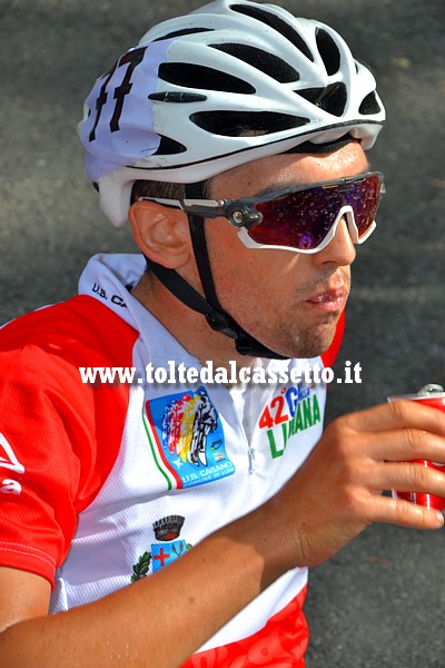 GIRO DELLA LUNIGIANA 2017 (seconda tappa) - Thomas Pesenti (n.77) in maglia rossa nel dopocorsa a Fosdinovo. Il corridore porta ancora sugli occhiali i segni del cattivo tempo che la gara ha trovato lungo il percorso