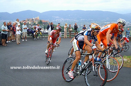 GIRO DELLA LUNIGIANA - La salita del Termo di Ortonovo  una delle classiche asperit della competizione. Sullo sfondo Nicola, uno dei borghi medievali della Val di Magra