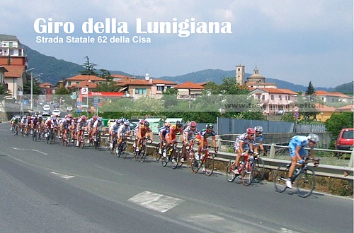 Il Giro della Lunigiana e la Statale 62 della Cisa: il gruppo durante uno dei tanti passaggi a Santo Stefano di Magra Il Giro della Lunigiana e la Statale 62 della Cisa: il gruppo durante uno dei tanti passaggi a Santo Stefano di Magra