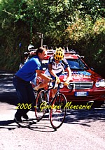 Un ciclista attardato sulla salita di Vezzano Ligure per un guasto meccanico Un ciclista attardato sulla salita di Vezzano Ligure per un guasto meccanico