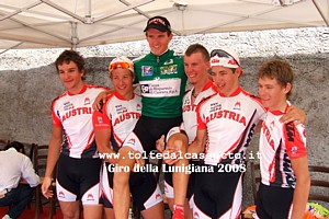 Il vincitore Stefan Mair festeggiato dai suoi compagni di squadra Il vincitore Stefan Mair festeggiato dai suoi compagni di squadra