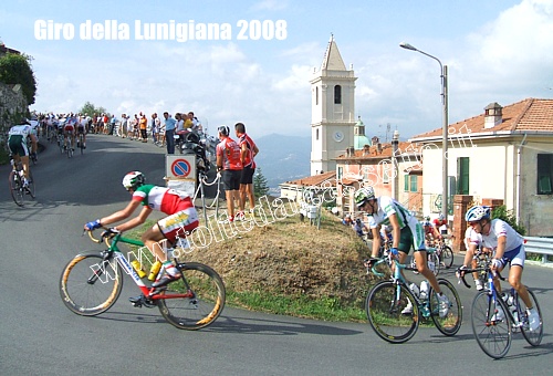 GIRO DELLA LUNIGIANA 2008 (2a tappa) - Matteo Sinigaglia, a centro gruppo, sulla salita dei "Castagneti" di Vezzano Ligure, una delle più belle di tutta la corsa GIRO DELLA LINIGIANA 2008 (2a tappa) - Matteo Sinigaglia, a centro gruppo, sulla salita dei "Castagneti" di Vezzano Ligure, una delle più belle di tutta la corsa