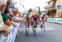 Sprint del gruppo nell'ultima tappa con arrivo a Casano di Ortonovo