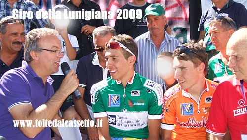 GIRO DELLA LUNIGIANA 2009 - Intervista di rito per Simone Antonini attorniato da numerosi tifosi giunti dalla Toscana GIRO DELLA LUNIGIANA 2009 - Intervista di rito per Simone Antonini attorniato da numerosi tifosi giunti dalla Toscana