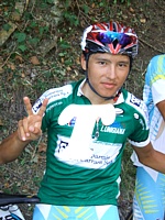 GIRO DELLA LUNIGIANA 2010 - Ayazbayev fa il segno di vittoria con le dita della mano GIRO DELLA LUNIGIANA 2010 - Ayazbayev fa il segno di vittoria con le dita della mano