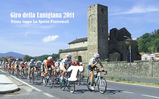 GIRO DELLA LUNIGIANA 2011 (Tappa La Spezia-Pontremoli) - Il gruppo transita nei pressi della Pieve di Sorano, una delle pi importanti della Lunigiana e della Via Francigena