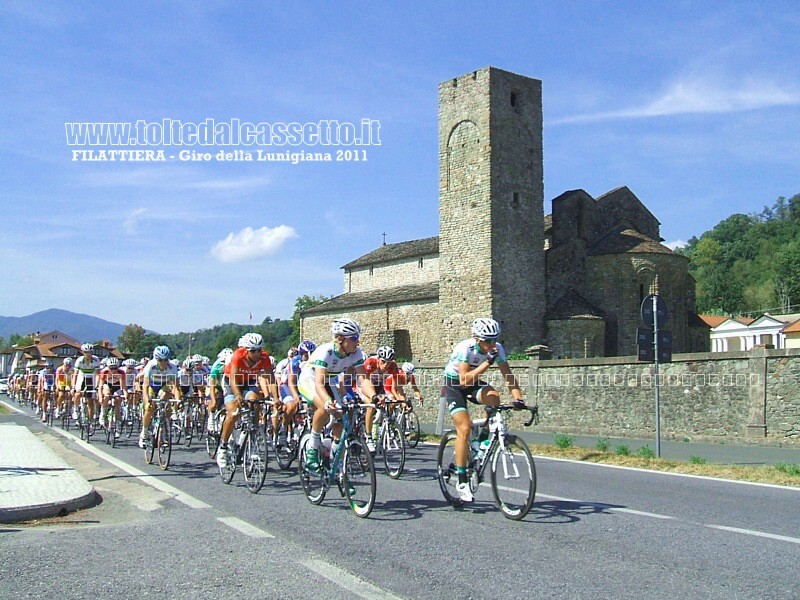 GIRO DELLA LUNIGIANA 2011 (Filattiera) - Il gruppo transita presso la Pieve di Santo Stefano di Sorano