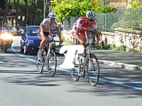 Frederik Thalund (n 13), atleta della Danimarca, insegue Ayazbayev sulla salita della Foce di Carrara