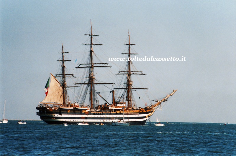 GOLFO DELLA SPEZIA - L'Amerigo Vespucci alla fonda durante il Palio del Golfo