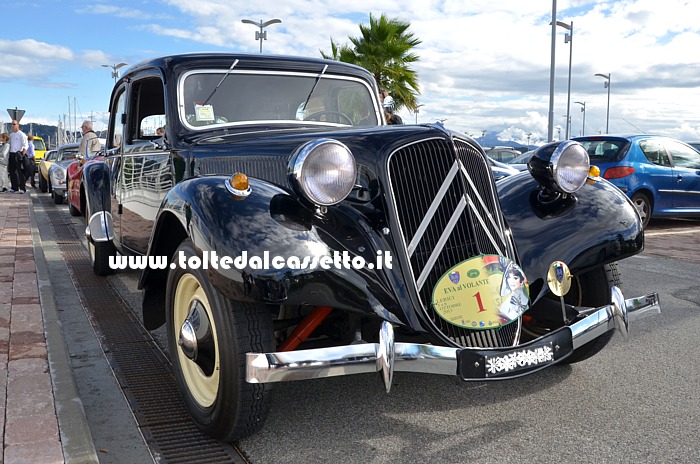 EVA AL VOLANTE 2013 - Calandra di Citroen 11-B del 1952