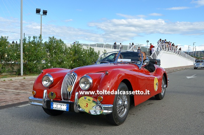 EVA AL VOLANTE 2013 - Una Jaguar XK 140 OTS del 1954