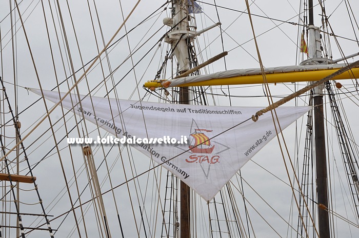 LA SPEZIA (Festa della Marineria 2013) - Sulla Tall Ship Alexander Von Humboldt II campeggia un grande logo della "Sail Training Association Germany"