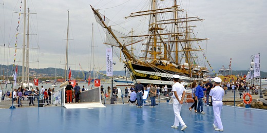 FESTA DELLA MARINERIA 2013 - L'Amerigo Vespucci vista da un pontile galleggiante allestito per l'attracco di altre Tall Ships /  Giovanni Mencarini