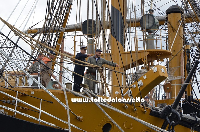 LA SPEZIA (Festa della Marineria 2013) - Da bordo dell'Amerigo Vespucci si impartiscono disposizioni a terra per mollare gli ormeggi prima della parata finale