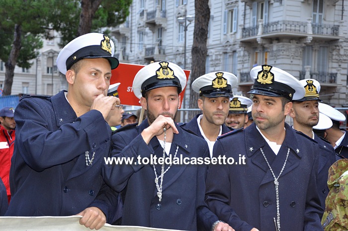 FESTA DELLA MARINERIA 2013 - Particolare di alcuni cadetti della nave scuola Amerigo Vespucci durante la parata nel centro storico della Spezia