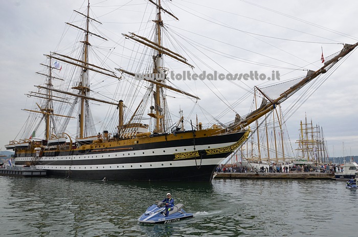 LA SPEZIA (Festa della Marineria 2013) - L'Amerigo Vespucci sorvegliata speciale dalle moto d'acqua della Polizia