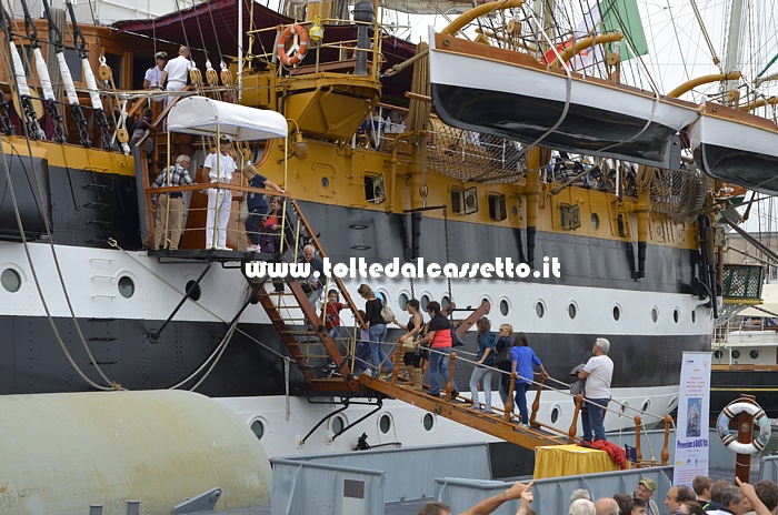 LA SPEZIA (Festa della Marineria 2013) - Visitatori salgono a bordo dell'Amerigo Vespucci