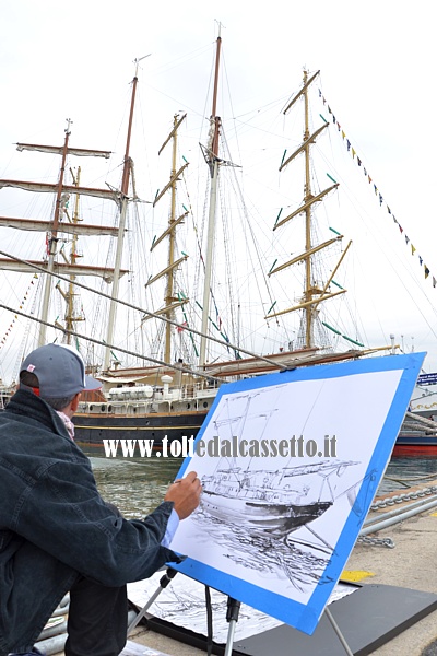 LA SPEZIA (Festa della Marineria 2013) - Sul Molo Italia un pittore ritrae il veliero olandese Gulden Leeuw