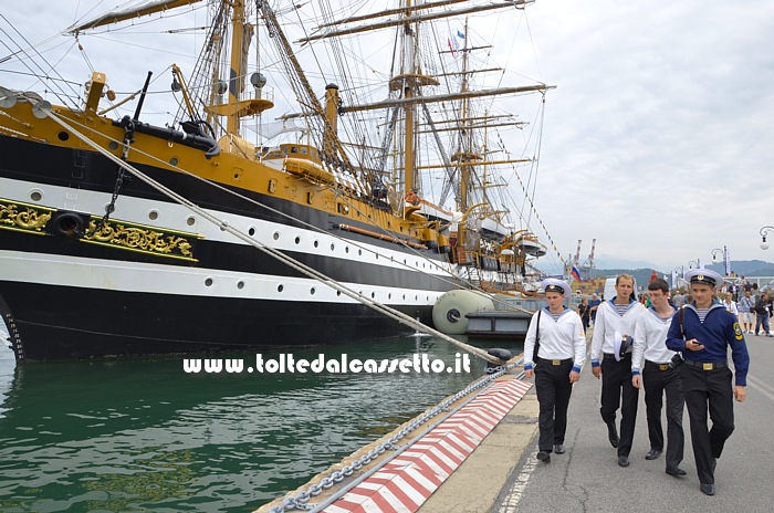 LA SPEZIA (Festa della Marineria 2013) - Cadetti della Mir in libera uscita transitano nel punto dove  ormeggiata l'Amerigo Vespucci