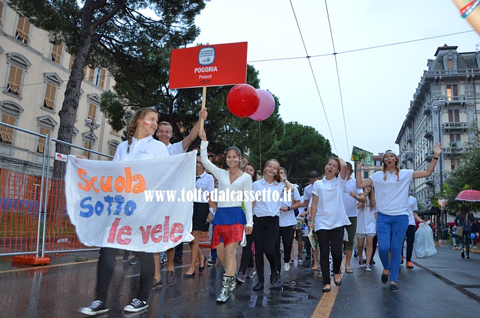 FESTA DELLA MARINERIA 2013 - I ragazzi del veliero Pogoria (Polonia) durante la parata nel centro storico della Spezia