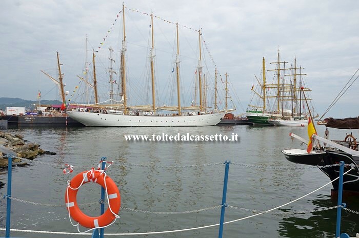 LA SPEZIA (Festa della Marineria 2013) - La Tall Ship portoghese Santa Maria Manuela ormeggiata al maxi-pontile "Atlante" dove erano visitabili parte delle imbarcazioni di stazza pi elevata