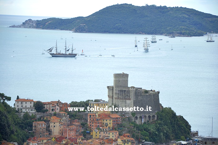 LA SPEZIA (Festa della Marineria 2013) - Sotto una pioggia battente, le Tall Ships lasciano il Golfo della Spezia in parata guidate dalla Amerigo Vespucci che  appena transitata all'altezza del Castello di Lerici