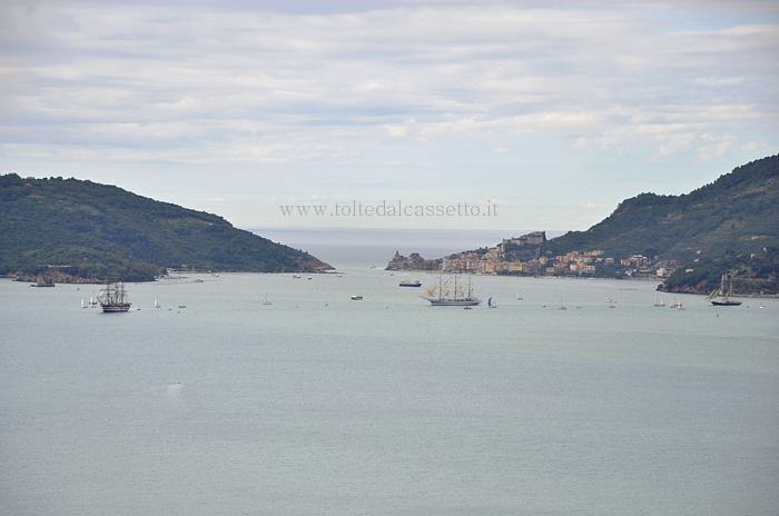 LA SPEZIA (Festa della Marineria 2013) - Durante la parata finale le Tall Ship Amerigo Vespucci e Mir virano all'altezza di Portovenere per dirigersi verso Lerici