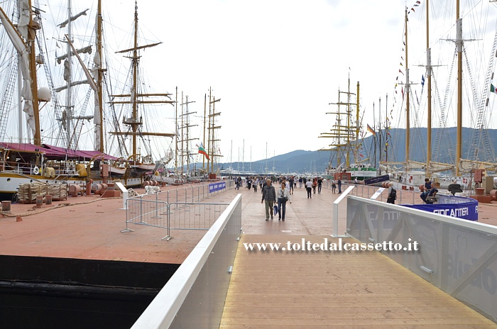 LA SPEZIA (Festa della Marineria 2013) - La Tall Ship Palinuro ed altri velieri di stazza elevata erano ormeggiati al maxi-pontile "Atlante" che, prima di questa manifestazione, era stato impiegato nelle operazioni di raddrizzamento della nave da crociera "Costa Condordia", affondata all'isola del Giglio