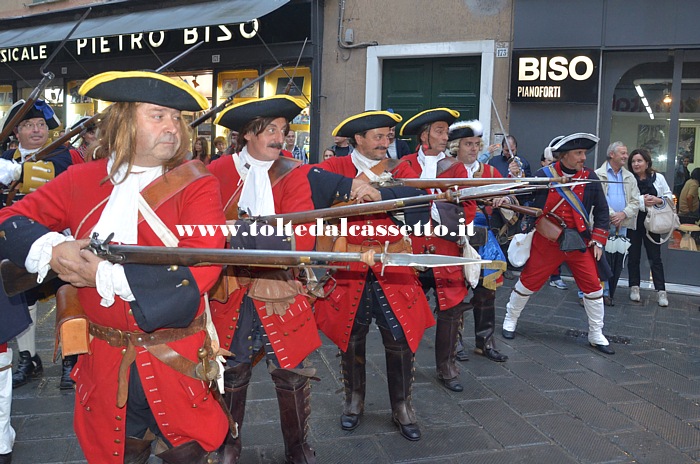 FESTA DELLA MARINERIA 2013 - Figuranti con divise storiche durante la parata degli equipaggi Tall Ships