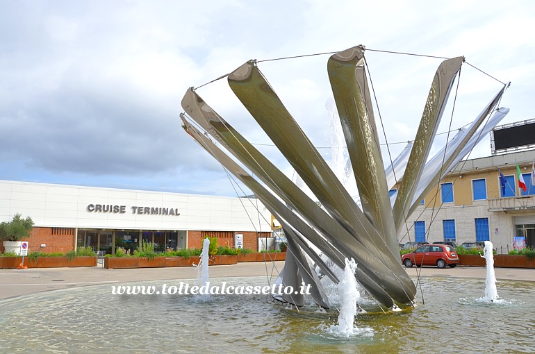 LA SPEZIA - La fontana di fronte al Cruise Terminal