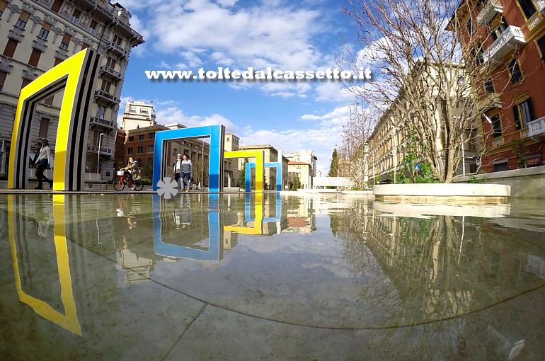 LA SPEZIA - Panoramica di Piazza Verdi che si specchia nell'acqua