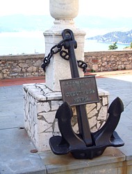 LA SERRA di LERICI - Monumento ANMI ai caduti del mare. Sullo sfondo il Golfo della Spezia
