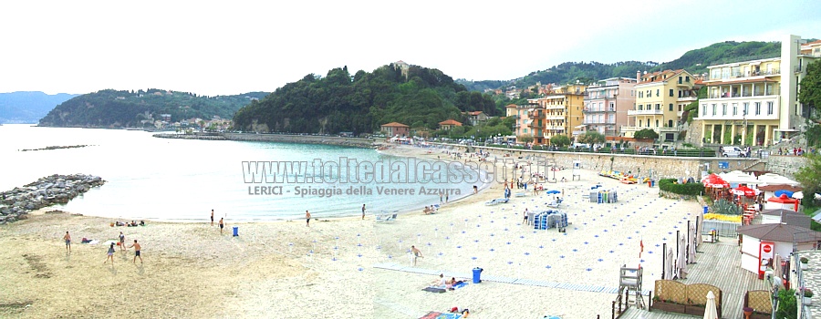 LERICI - Panoramica sulla spiaggia della Venere Azzurra (Bandiera blu). L'immagine abbraccia un arco di circa 220 ed  stata ottenuta unendo assieme due fotografie