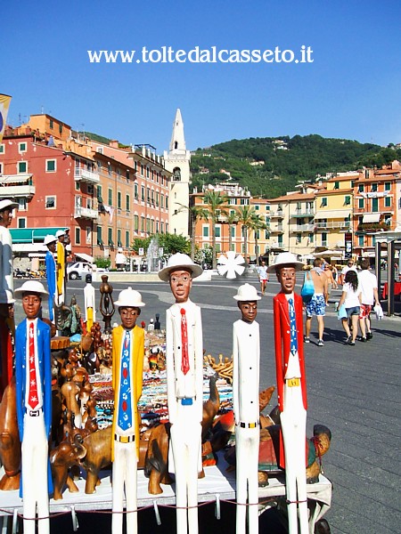 LERICI - Artigianato extracomunitario in Piazza Marconi con vista su Piazza Garibaldi e il campanile dell'Oratorio di San Rocco