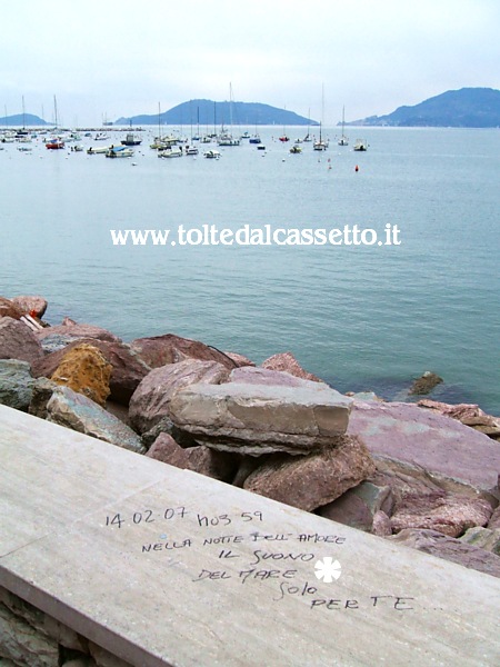 GOLFO DELLA SPEZIA - Frase poetica per San Valentino sul lungomare di Lerici