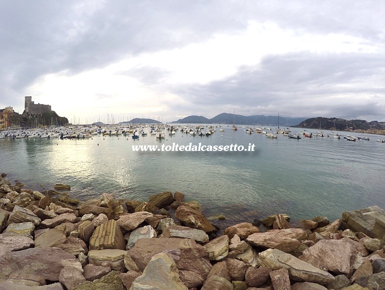 LERICI - Panorama col Castello, le barche e le isole