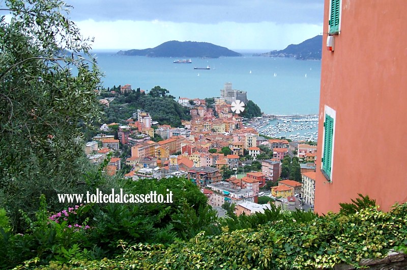 LERICI - Scorcio pittoresco dalla frazione Serra, con la vista che spazia fino a Portovenere e le isole