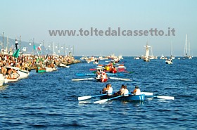 PALIO DEL GOLFO 2008 - L'armo del Tellaro (n.11) vira durante la sfilata pre-gara lungo il Molo Italia stracolmo di gente
