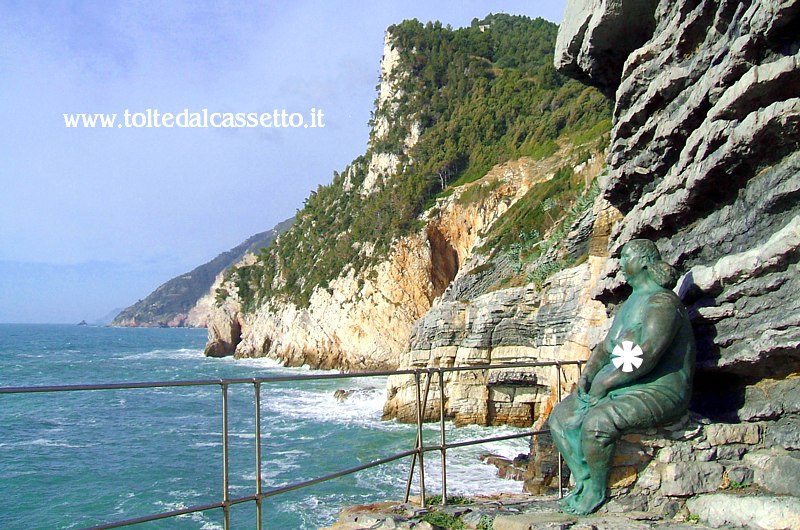 PORTOVENERE - "Madre Natura" contempla il mare. Opera dello scultore Scorzelli in omaggio alla citt