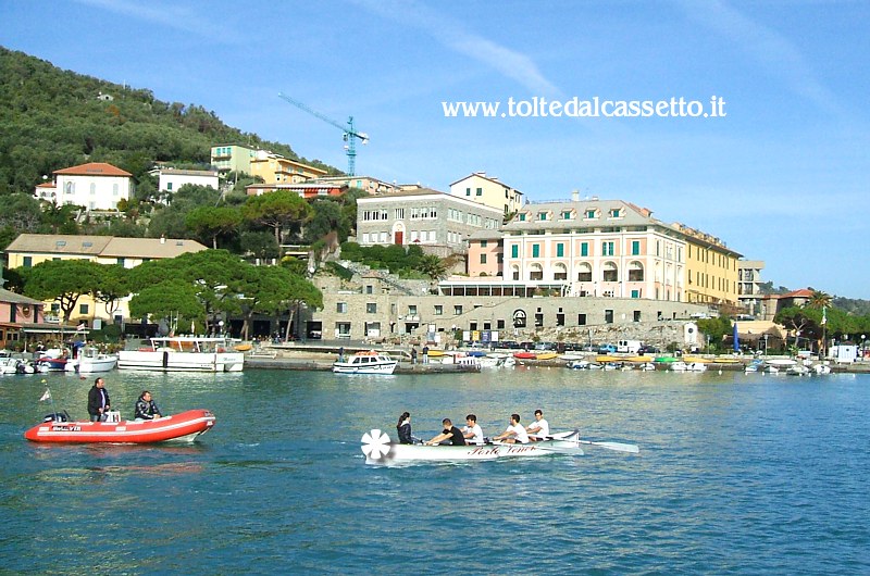 PORTOVENERE - Un armo del Palio del Golfo in allenamento all'interno del porticciolo