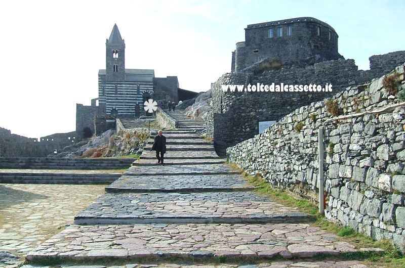 PORTOVENERE - Controluce sulla chiesetta di San Pietro