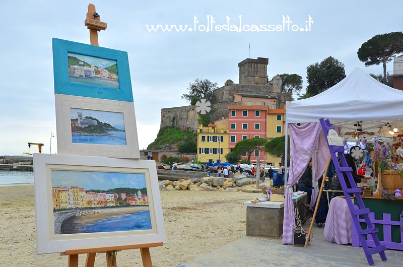 SAN TERENZO - Il Castello fa capolino tra i gazebo del mercatino artigianale