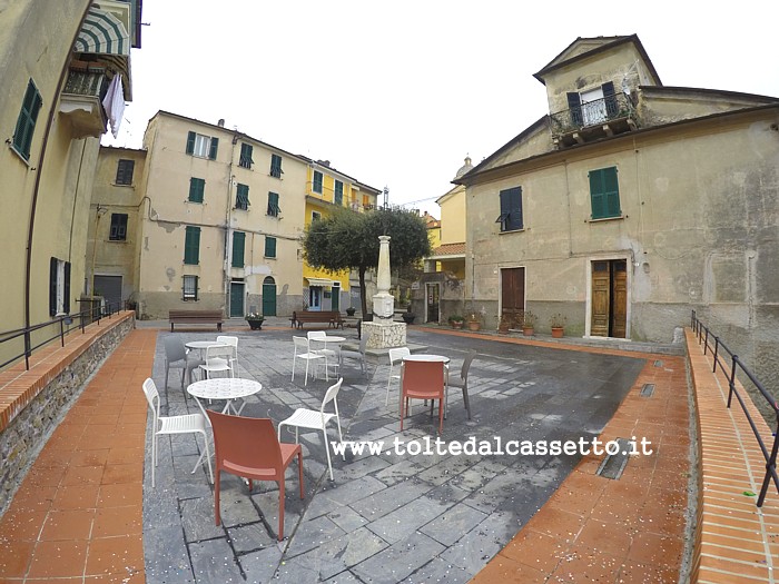 SERRA di LERICI - Panoramica di Piazza Santa Croce