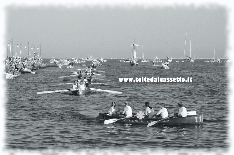 PALIO DEL GOLFO 2008 - L'armo del Tellaro vira durante la sfilata pre gara