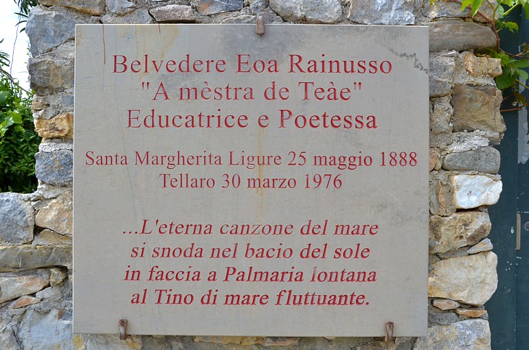TELLARO - Nel Belvedere Eoa Rainusso una targa ricorda alcuni celebri versi dell'educatrice e poetessa locale, meglio conosciuta come "A mstra de Tee" (la maestra di Tellaro)