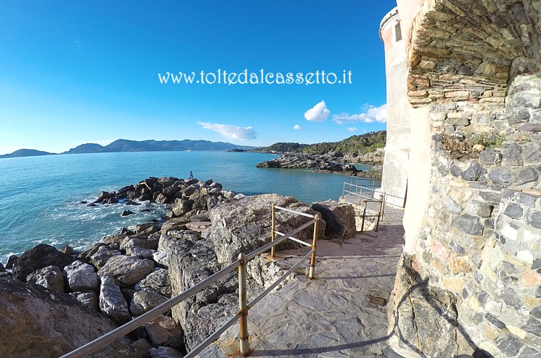 TELLARO - Vista sul Golfo della Spezia dal sentiero lungo la scogliera