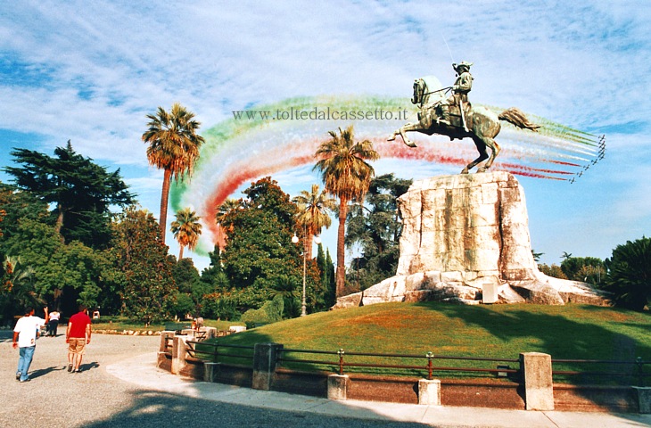 FRECCE TRICOLORI - Esibizione del 27 luglio 2008 alla Spezia (Festa del Mare) - Il monumento equestre a Giuseppe Garibaldi si staglia sulla bandiera italiana originata dai fumi della PAN